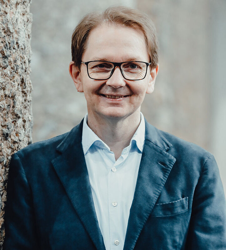Portrait von Patrick Bock, Mann mit Brille, von der Agentur Brandmedia in Innsbruck