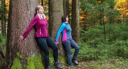 Zwei Frauen beim Waldbaden im Kur- und Heilwald Bad Kötzting